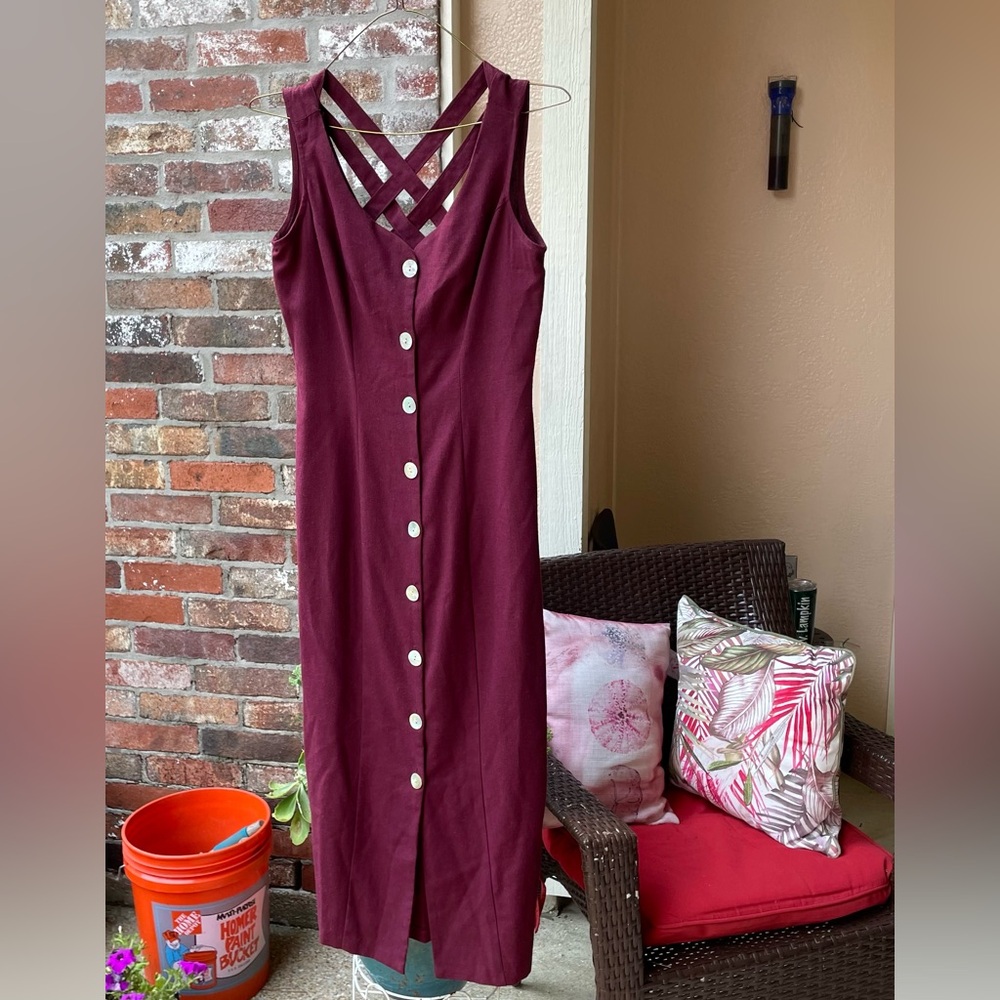 DECKED OUT LADIES 11/12 sophisticated & Sassy Maroon Strappy button front dress
